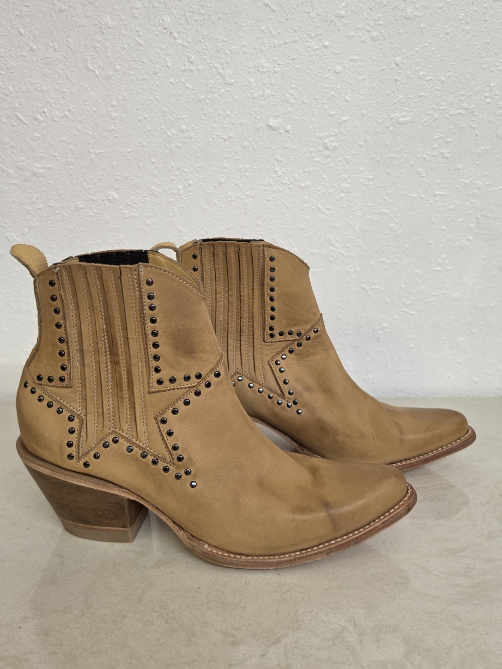 Old Gringo Yippee Ki Yay Star Studded Leather Ankle Boots 7 Tan Western
